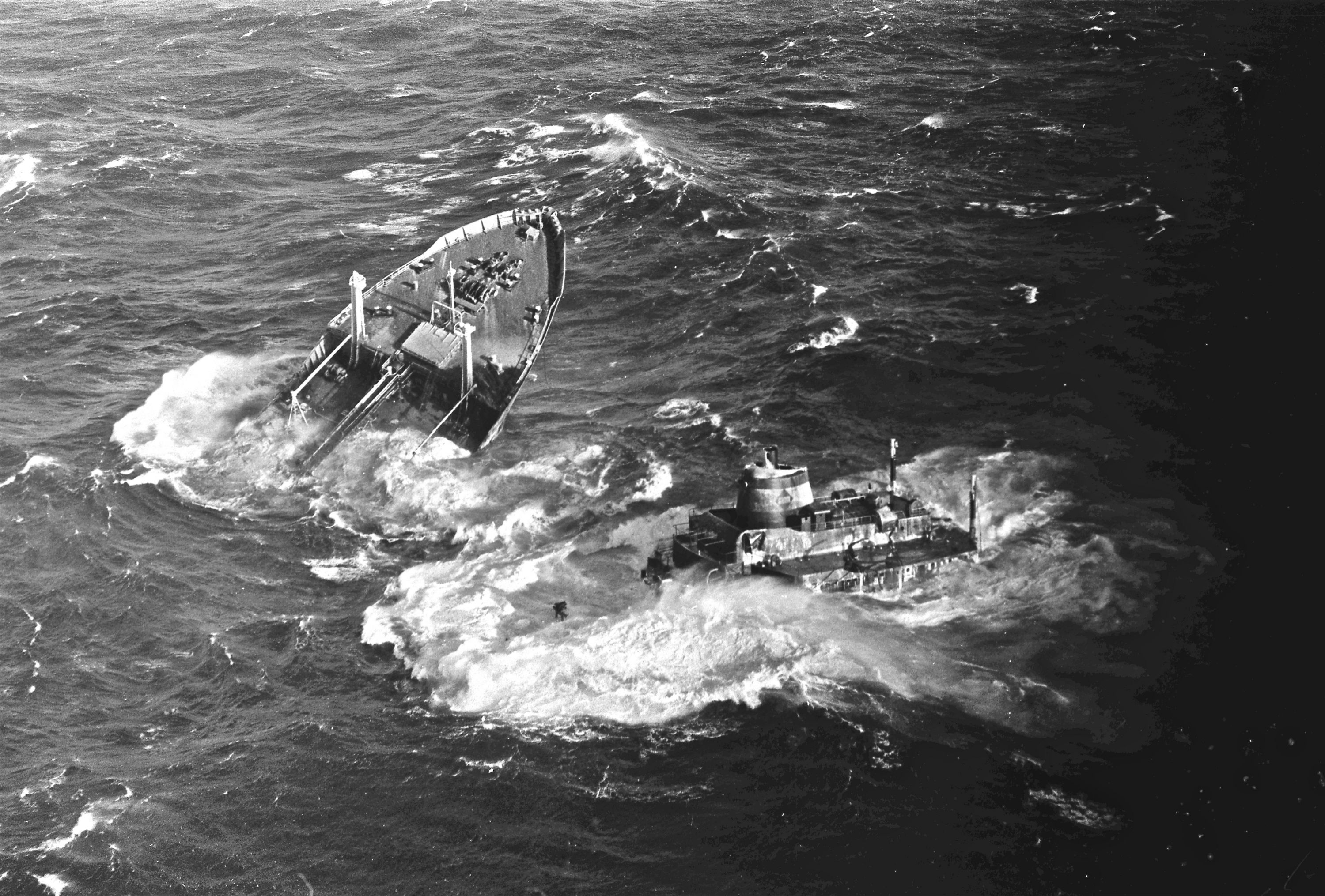 USCG HH-3 overflies wreck of SS ARGO MERCHANT