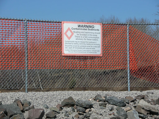 A sign on a sign warning of "contaminated sediments." 