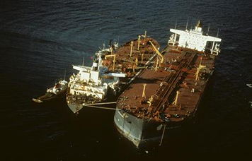 Response crews attempt to remove the remaining oil aboard the grounded tanker Exxon Valdez. (Exxon Valdez Oil Spill Trustee Council) Response crews attempt to remove the remaining oil aboard the grounded tanker Exxon Valdez. (Exxon Valdez Oil Spill Trustee Council)