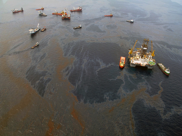 Aerial image of spilled oil and vessels on the water.