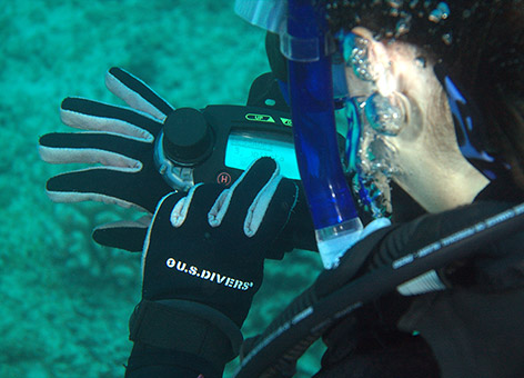 A student sending an underwater text message to another dive team.