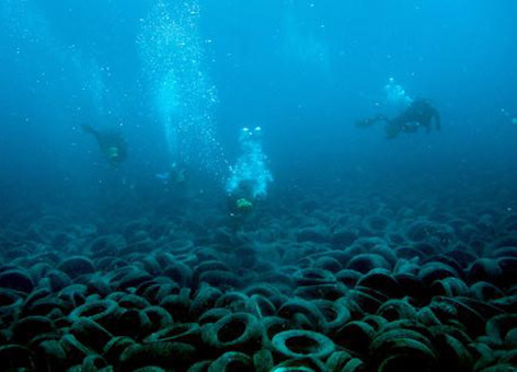 Divers work to remove tires from Osborne Reef in Broward County, Florida.