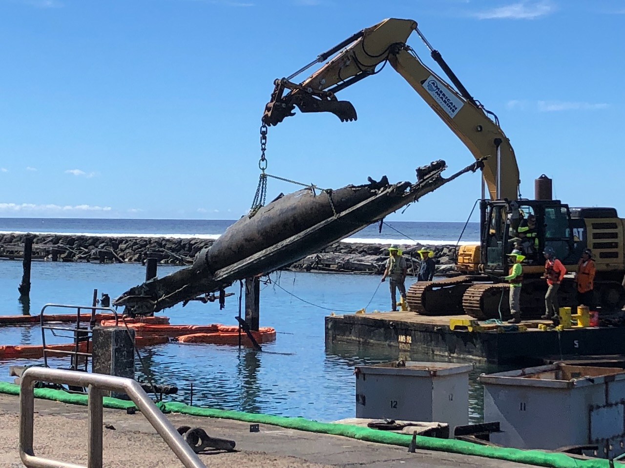A crew from Global Diving and Salvage lift a burned and sunken vessel out of Lahaina Harbor on October 15, 2023. Image credit: NOAA/Ruth Yender