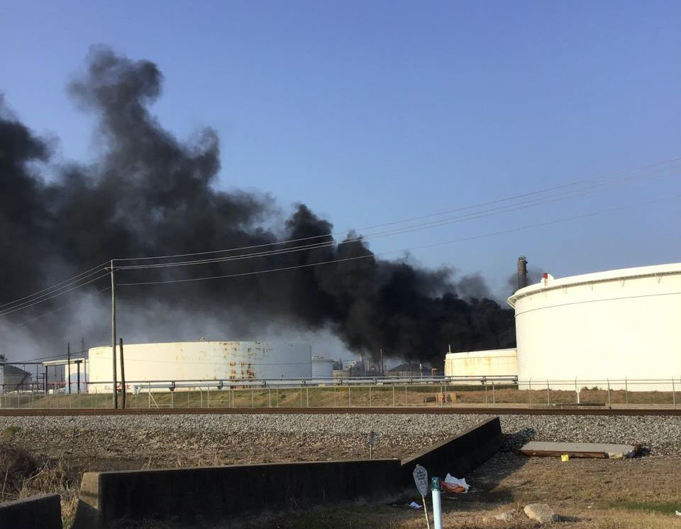 Smoke from the fire in the distillation column, Shell Deer Park Refinery. Image credit: EPA