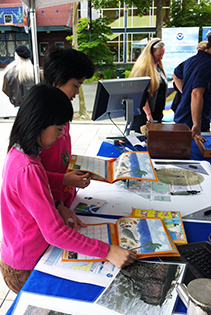 Kids learn about marine debris with NOAA at the Seattle Science EXPO Day.