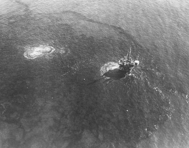 Aerial view of oil rising to the ocean surface (upper left) near the drilling rig, during the Santa Barbara oil spill off the California coast in 1969. (U.S. Geological Survey)