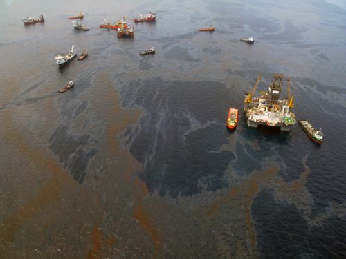 Aerial image of spilled oil and vessels on the water.