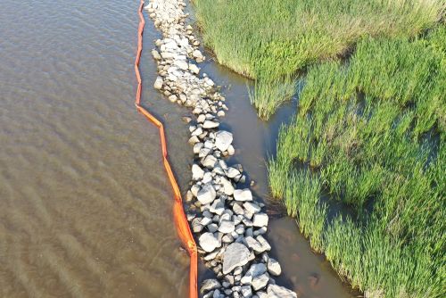 Containment boom limits oil discharge from the Zydeco pipeline in the Gulf Intracoastal Waterway. Image credit: USCG MSU Port Arthur