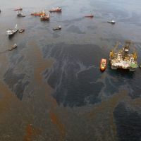 Aerial image of spilled oil and vessels on the water.